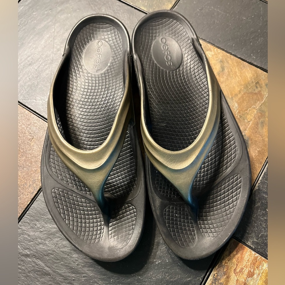 OOFOS Women’s Black and Gold Flip-Flops